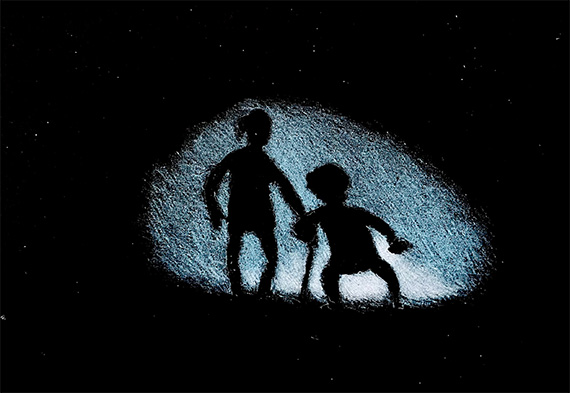 moments-nuits-noir une petite fille ramène son arrière grand-mère dans la nuit noire.